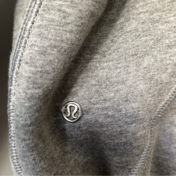 Authentic LULULEMON reverse Hoody. Size 6. Worn a few times. Excellent condition - Picture 6 of 7